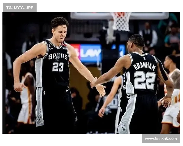 马刺新赛季前瞻:对阵雷霆,期待与火箭的精彩结局(马刺vs雷霆双加时回放) 马刺新赛季前瞻:对阵雷霆,期待与火箭的精彩结局(马刺vs雷霆双加时回放)