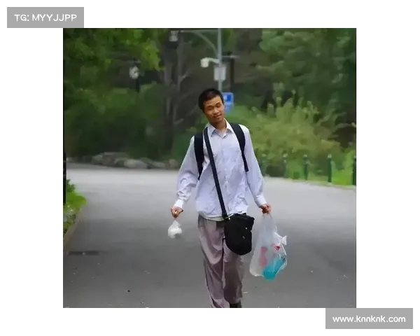 韦东奕父母难得现身,揭秘家庭真实面貌:毛坯房与低调生活(韦东奕父母还在世吗) 韦东奕父母难得现身,揭秘家庭真实面貌:毛坯房与低调生活(韦东奕父母还在世吗)