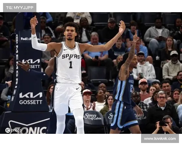 马刺队连胜纪录不断延长,球迷欢呼 马刺队连胜纪录不断延长,球迷欢呼